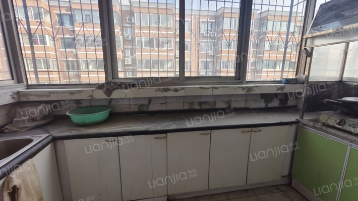 东兴小区，满五唯一，中间楼层，采光好视野好，简装。-厨房