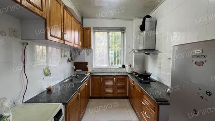 公摊小，楼层好，配套齐全，交通便利。房子带电梯-厨房