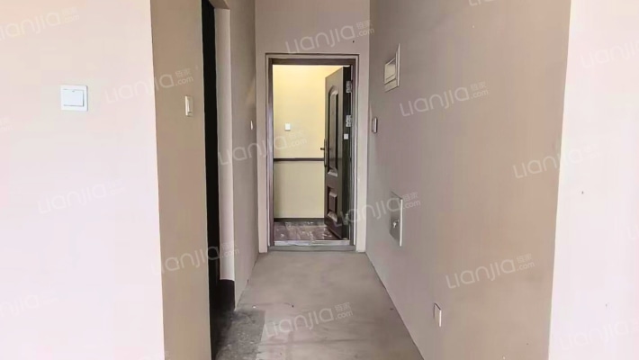 西京都高尔夫别墅区内的电梯房两居，高楼层景观好-过道