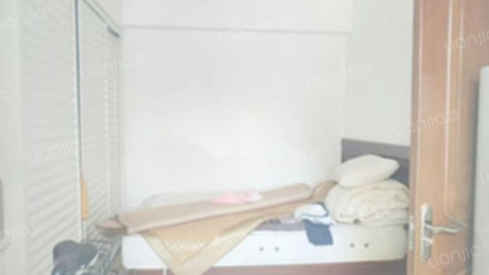 房本满二 全天采光 一点遮挡都没有，楼层高-卧室