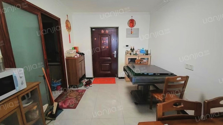 房子格局户型方正      采光全天-餐厅