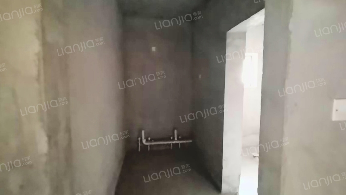 京西 京都高尔夫别墅区 291平南入户的联排别墅急售-储物间