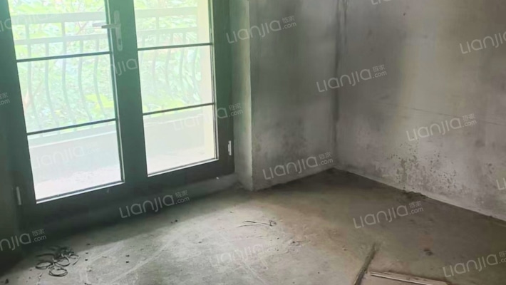 急售   名流丽苑别墅   满五可贷款，毛坯可以自由装修-餐厅