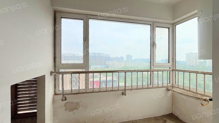冠云路，南北通透两居室，毛坯房可以随意装修-阳台