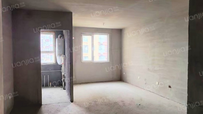 朝西户型，采光很好，处于各种便利的地理位置-客厅