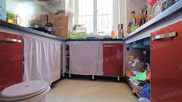 精装修，南北通透格局，中间楼层 停车位充足 交通便利-厨房