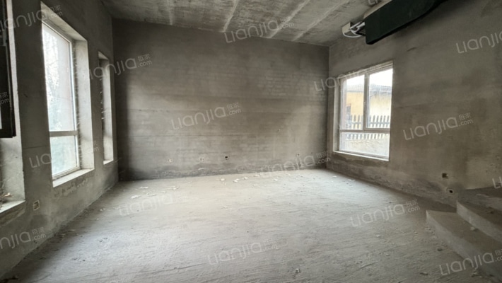 联排别墅，诚意出售，房本在手，随时过户.-客厅