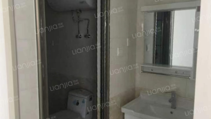 二中   学  校旁，精装修两居，房本满二。税费低-卫生间