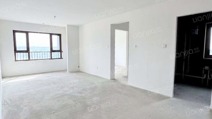 此房南北通透三居格局，位置视野采光全天无遮挡。-客厅