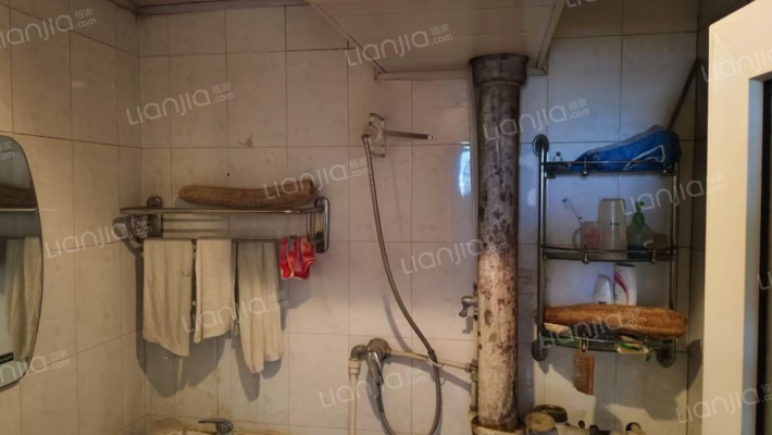 二康旁边，中间三层，生活方便，满五税费低-卫生间