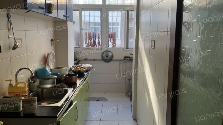 此房南北通透户型，采光好，社区停车方便-厨房