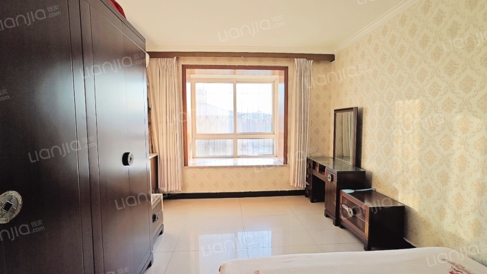 中间楼层采光好，南北通透好户型的精装两居-卧室A