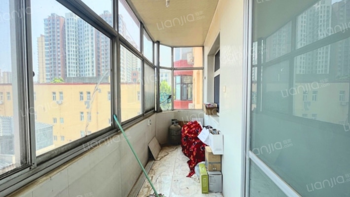 主城区东兴北街 板楼2层 大四居 集中供暖-阳台