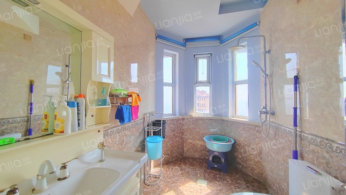 房本满二，南北通透精装大三居，顶层带阁楼-卫生间A