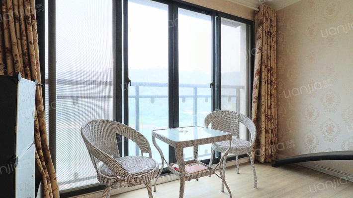 金江外滩看江大两室，出行方便，配套完善，楼层适中-阳台