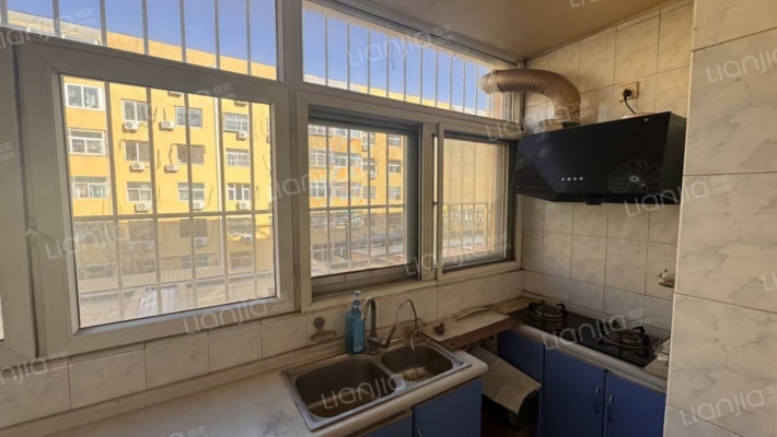 楼间距大，公摊小，集体供暖，居住舒适-厨房