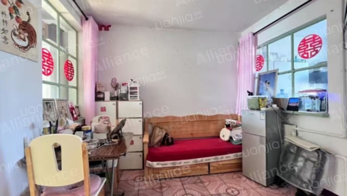 集中供暖一居室 采光好不是顶层-客厅