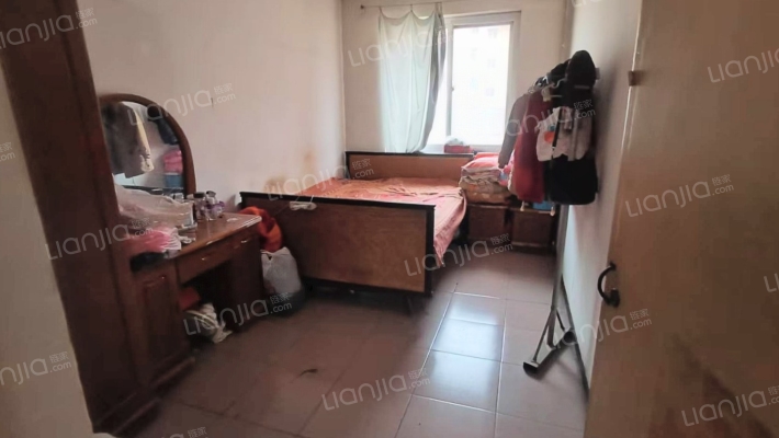 房子是满五年 楼层在中间 位置优越 南北通透-卧室C