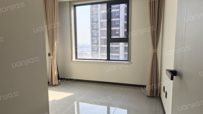 花田路 集中供暖 南北通透三居双卫 精装修-卧室A