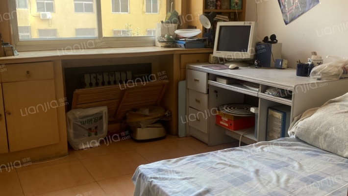 房本满五，南北通透，跃层，有小房。。。。。。。。。-卧室B