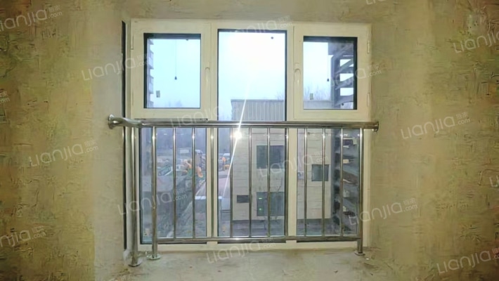 三利中和城大两居采光好位置好，毛坯房门口838车站。-卧室A