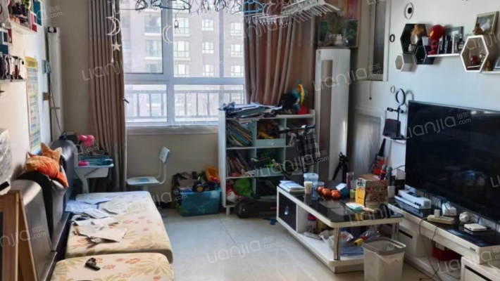 此房户型方正，采光充足， 交通便利，配套齐全-客厅