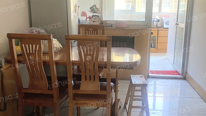 房本满五，南北通透，跃层，有小房。。。。。。。。。-餐厅