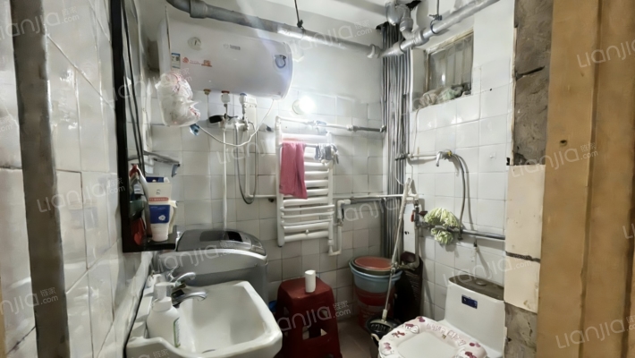 70年大产权 南北通透三居室 低总价带小房 满五不唯一-卫生间