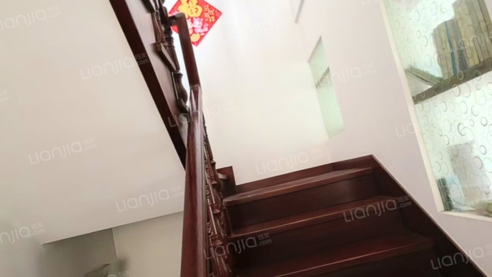 急售琉璃湖双拼别墅，自住精装，满五唯一，价格可议-楼梯间