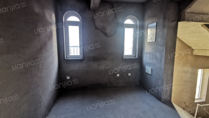 爱丁堡，南入户，，类独栋，房本满五唯一，随意装修-客厅B