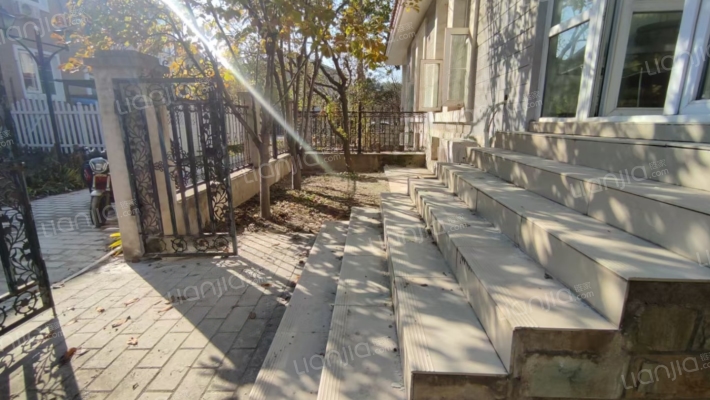 房主出国诚意出售闲置别墅，院子大，带装修拎包入住-入户花园