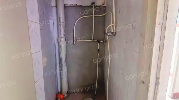 低楼层，全南两居室，带简单装修。-卫生间