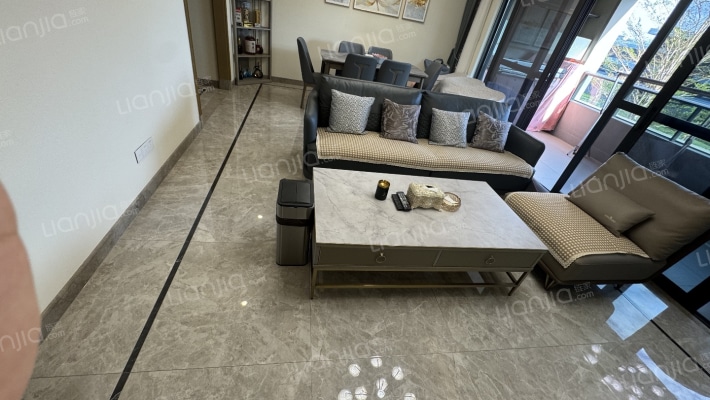 绿城蓝湾小镇·紫荆苑二手房实景图