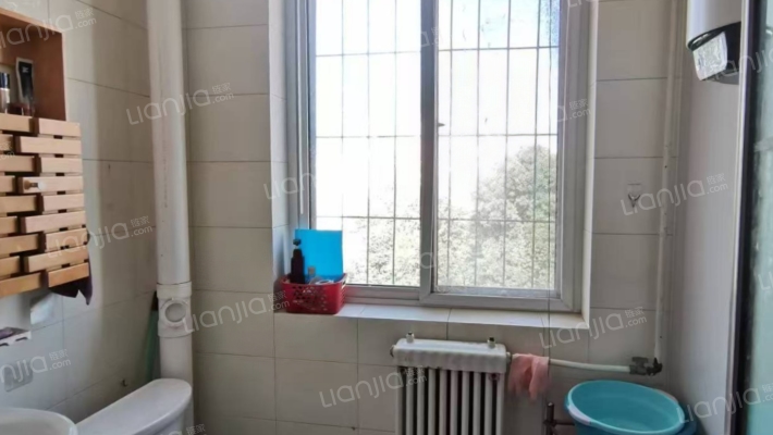 范阳路 二康联合四号院南北通透两居 采光没问题-卫生间