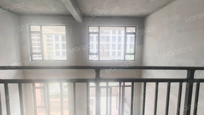 小区是南派园林社区，距京港澳高速300米，集中供暖-楼梯间