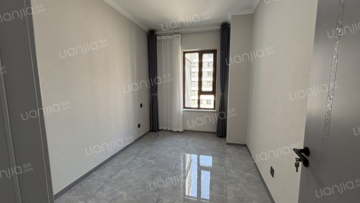 此房属于70年产权住宅，民水民电，-卧室C