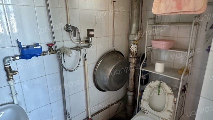 南北通透两居室 集中供暖 满五 停车方便-卫生间