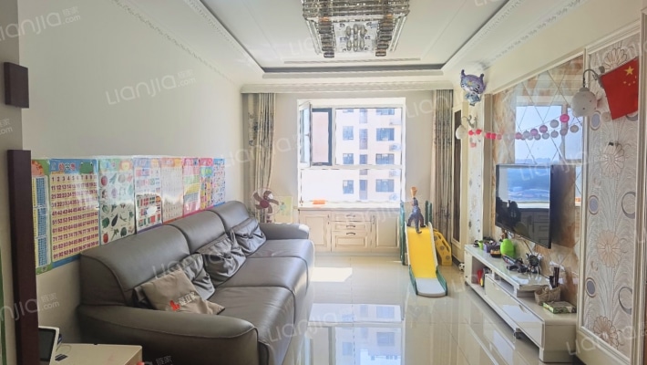 水岸花城大社区，集体供暖，交通便利生活无忧！-客厅