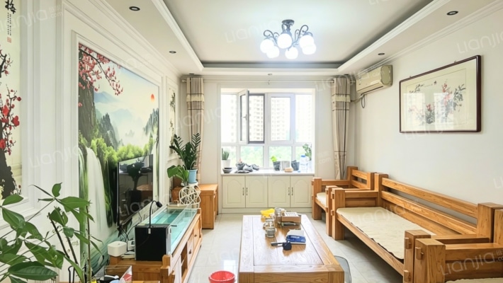 水岸花城小区，70年产权，集体供暖，交通便利-客厅