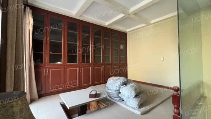 联排别墅，诚意出售，房本在手，随时过户.-卧室C