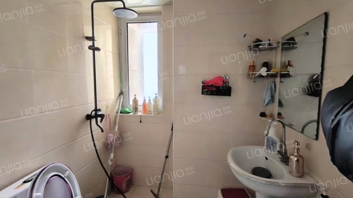 急售南北向精装小三居，满五，价格美丽-卫生间