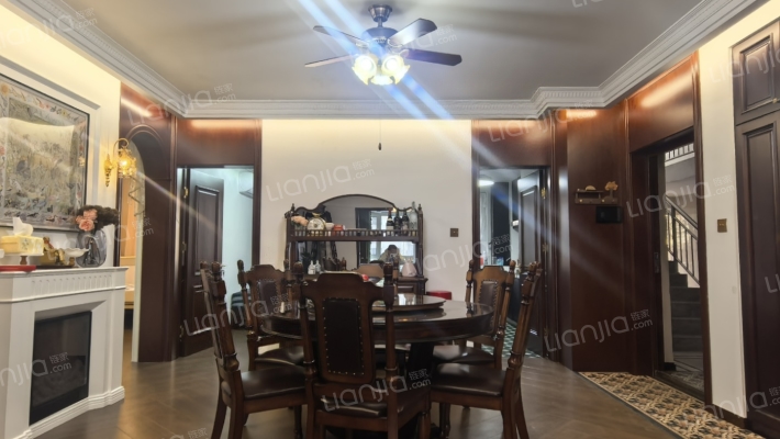 双语旁 美式精装洋房 一梯两户 南北通透格局-餐厅