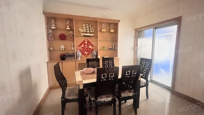 县府小区 一层 带车位 地下室-客厅