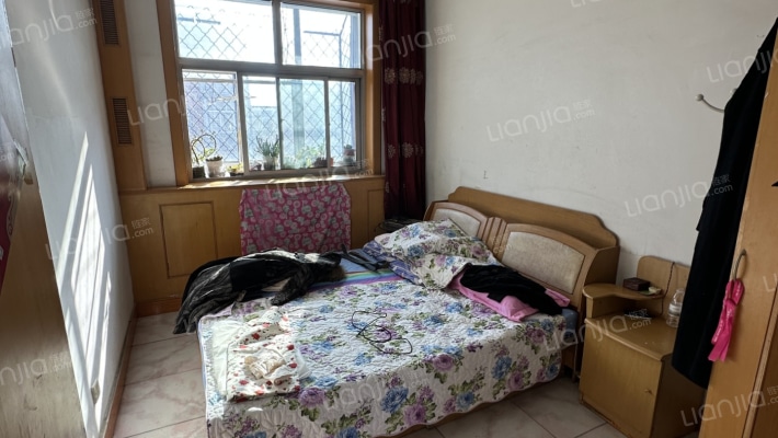 二康西侧，南北通透三居，次顶层，范阳路沿线-卧室