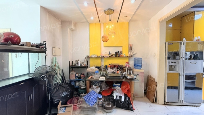 房子满五，户型好，位置好，下叠带小院。-餐厅