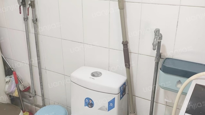 范阳路门口就是838公交，此房满五税费-卫生间