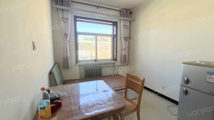 70年大产权，近东兴街，南北通透三居室，带大阳台-卧室C