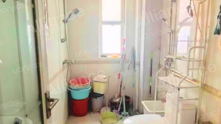 冠云路，低楼层南北通透大三居双卫，带简单装修。-卫生间B