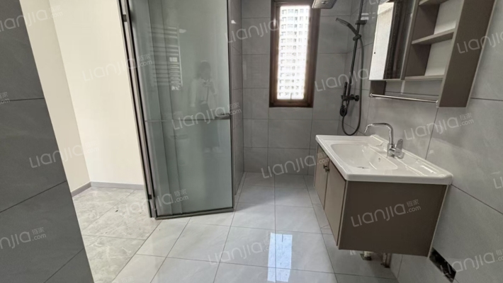 此房属于70年产权住宅，民水民电，-卫生间