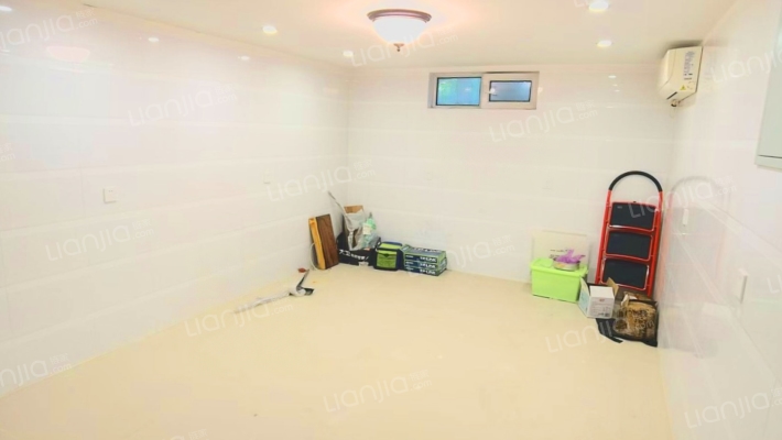 急售临湖大独栋别墅，精装修，价格美丽，风景独好-卧室F